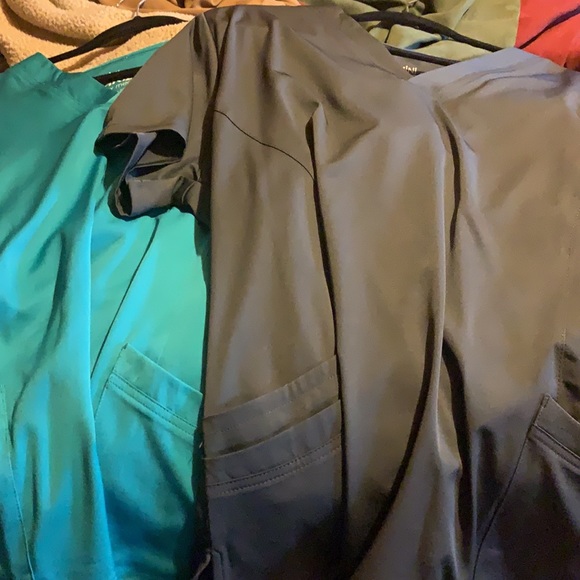 Scrub tops - Picture 2 of 2